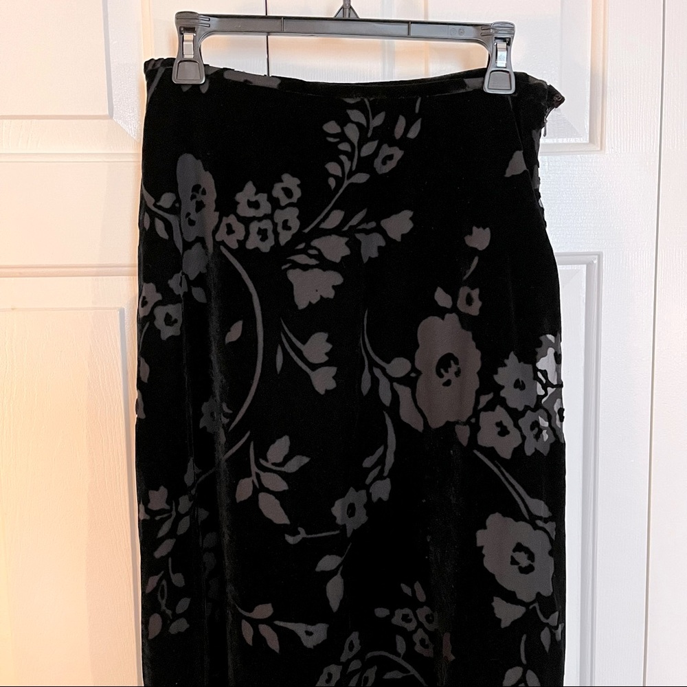 Ralph Lauren- Velvet  skirt with beautiful floral cutouts. - Picture 3 of 6